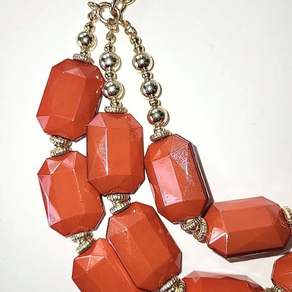 BURNT ORANGE LUCITE STATEMENT NECKLACE with EARRINGS - Picture 3 of 8